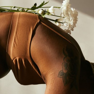 Alexandra Morgana-Gebeugter Oberkörper