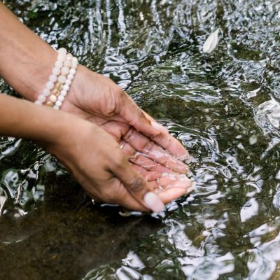 Carmen Dettendorfer – Hand schöpft Wasser Carmen Dettendorfer - Hand schöpft Wasser