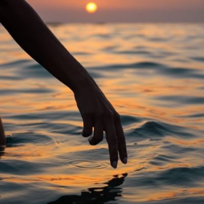 Dr Kirsten Deutschländer - Hand berührt Wasser