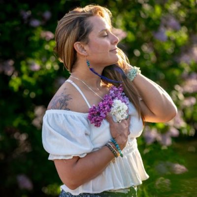 Gunda Wolfsgruber-Frau genießt die Ruhe und hält Blumen in der Hand