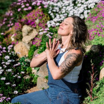 Gunda Wolfsgruber-Frau sitzt in der Ntaur