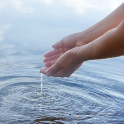 Kirsten Deutschländer-Wasser rinnt zwischen den Händen