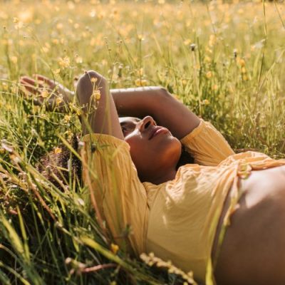 Pangera-Frau liegt auf einer Wiese