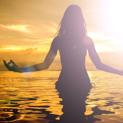 Pangera-Sandra Gasparini-Beckenboden-Frau breitet im Meer ihre Hände aus