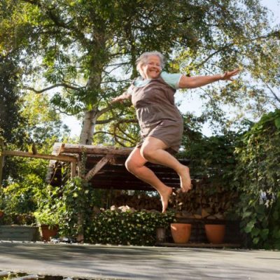 Pangera-Sandra Gasparini-Beckenboden-Frau springt auf einem Trampolin