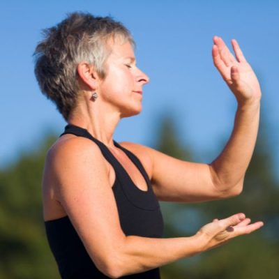 Pangera-Steve Nino-Frau bewegt ihre Arme sanft