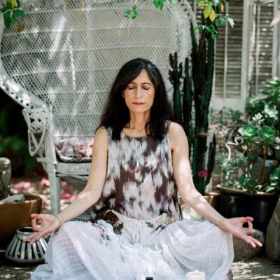 Pangera-Steve Nino-Frau meditiert