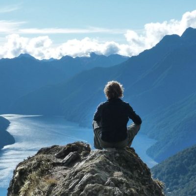 Sigwart Zeidler-Mann sitzt auf einem Felsvorsprung-Ängste loslassen